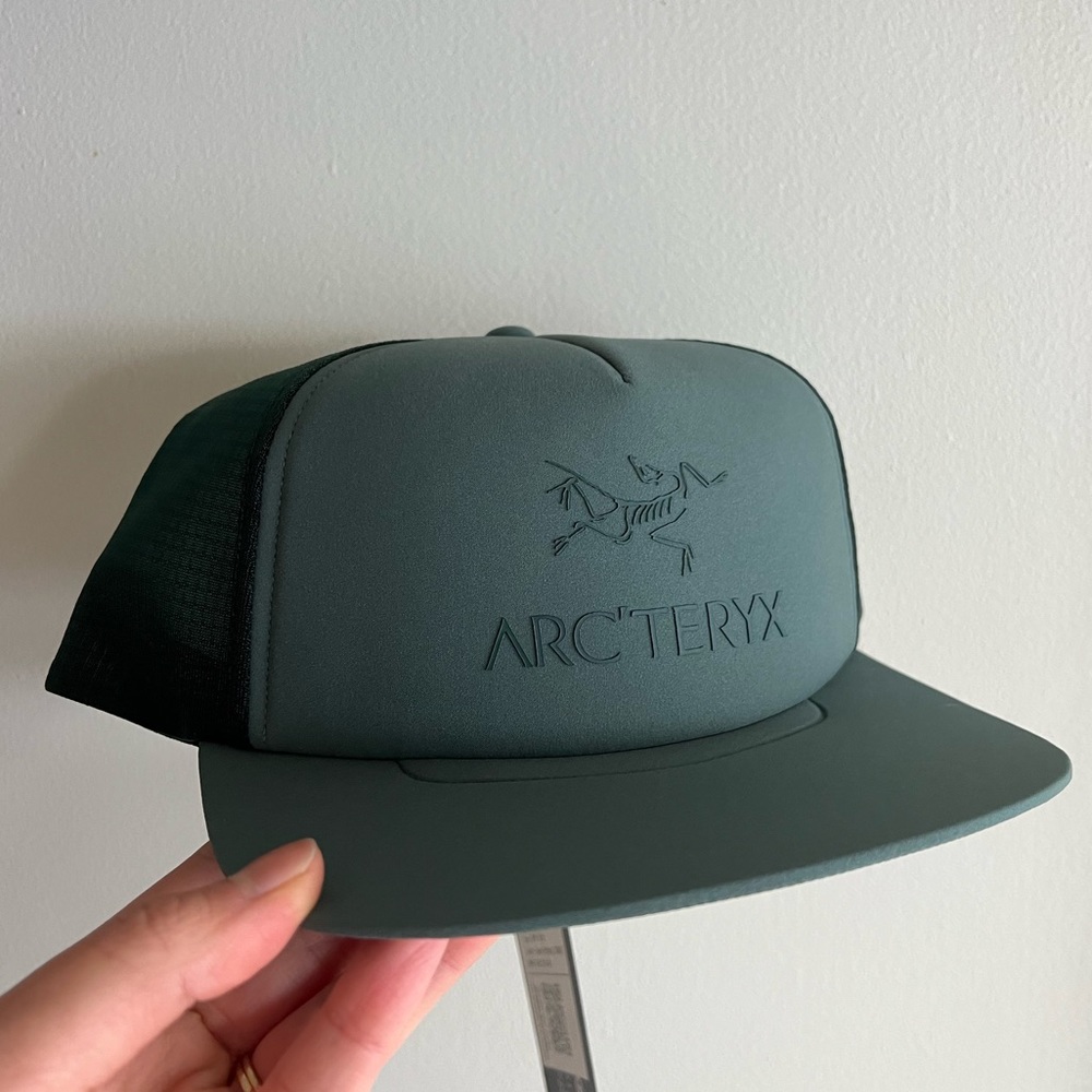 Arc’teryx Logo Trucker Flat Cap